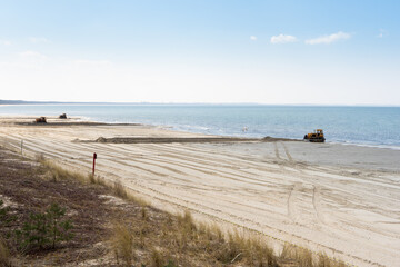Fototapeta na wymiar prace budowlane nad morzem bałtyk, plaża piasek wydmy