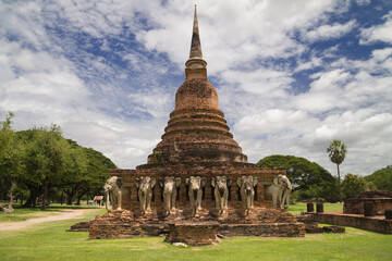 Fototapeta premium Wat Sorasak in Sukhothai, Thailand