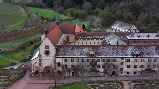 Drohnenflug, Drohnenaufnahme vom Kloster Bronnbach mit Schlossgarten und Kirche, Winter, leichter Schnee, Wertheim, Baden-W&uuml;rttemberg, Deutschland