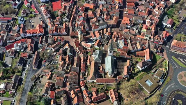 Drohnenaufnahme, Drohnenflug, Film von oben, von der Altstadt mit Stadtkirche und Fachwerkh&auml;user von Lohr am Main bis zum Parkplatz am Main Ufer, Bayern, Deutschland