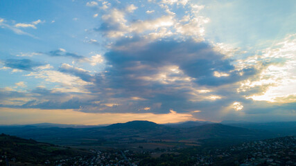 Soleil à travers les nuages