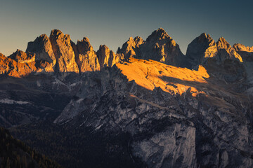 Naklejka premium Autumn in the Italian Dolomites. The most beautiful time of the year to visit this place. Beautiful colors and breathtaking views. Mountain peaks above the valleys.
