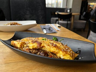 Thai rice with omelet and chicken