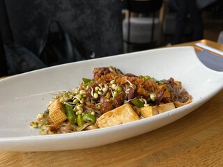 thai noodles with chicken and tofu