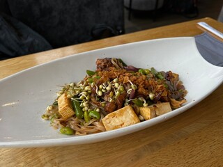thai noodles with chicken and tofu