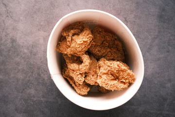 Crispy fried chicken wings in a bowl on table 
