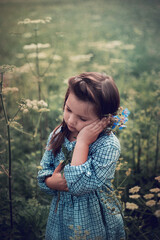 Dziewczyna podziwia przyrodę, wącha kwiaty, czyta książkę, przytula lalki