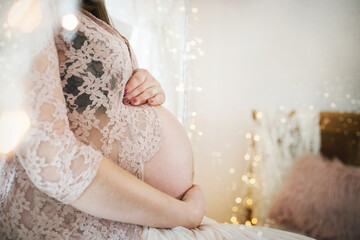 Kobieta w ciąży, brzuszek ciążowy, rodzice robią serce z dłoni na brzuchu, czekając na...