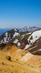 那須連山　雪渓の残る稜線　縦構図