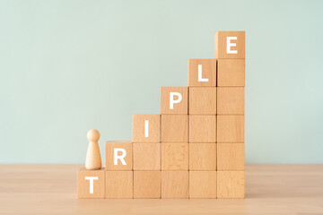 トリプルのイメージ｜「TRIPLE」と書かれた積み木と人形