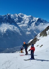 Fototapeta na wymiar Famille au ski à Chamonix