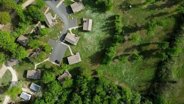 Vue a&eacute;rienne d'un camping en pleine nature