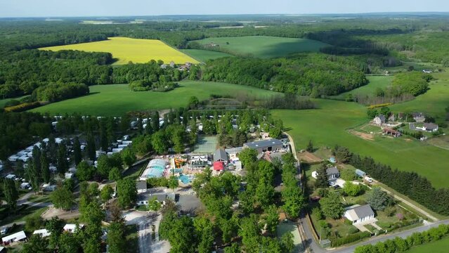 Vue a&eacute;rienne d'un camping en pleine nature
