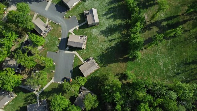 Vue a&eacute;rienne d'un camping en pleine nature
