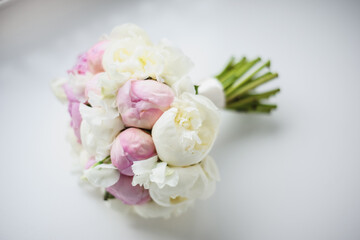Obraz na płótnie Canvas Wedding white flower bouquet for a bride on window background.