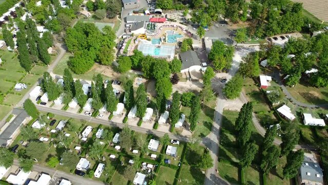 Vue a&eacute;rienne d'un camping en campagne
