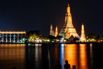 Wat Arun de noche, reflejándose en el Río 
