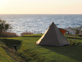海辺で黄昏時のソロキャンプ
