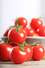 tomate grappe, table en bois	