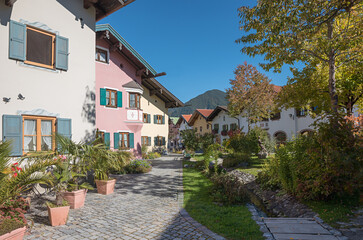 Fototapeta na wymiar pictorial tourist resort Mittenwald, pedestrian area in the old town