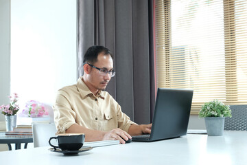Fototapeta na wymiar businessman working on laptop in cafe