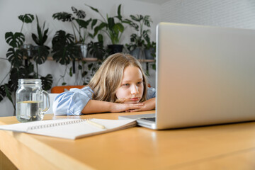 teenager is studying at home on carrantine