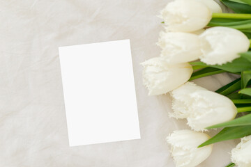 Obraz na płótnie Canvas Vertical menu card mock up, name card, place card, wedding invitation mock up. White flowers bouquet