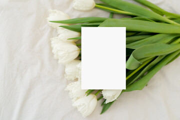 Obraz na płótnie Canvas 5x7 card mock up, name card, place card, wedding invitation mock up. White flowers tulips bouquet