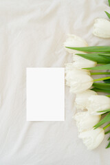 Obraz na płótnie Canvas 5x7 card mock up, name card, place card, wedding invitation mock up. White flowers tulips bouquet