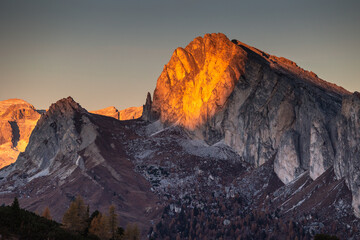 Obraz premium Autumn in the Italian Dolomites. The most beautiful time of the year to visit this place. Beautiful colors and breathtaking views. Mountain peaks above the valleys.