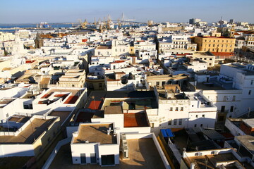 Fototapeta premium Vue panoramique de la tour de Poniente de la cathédrale de la ville de Cadix, en Andalousie , en Espagne