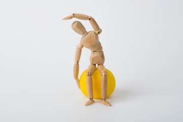 Rückenschule: Gliederfigur mit Gymnastikball