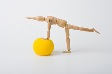 Rückenschule: Gliederfigur mit Gymnastikball