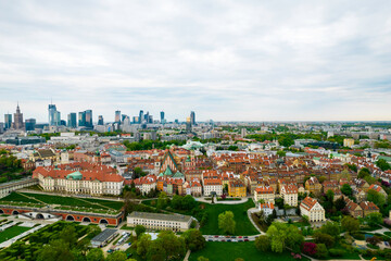 Historyczna panorama miasta z widokiem pod dużym kątem na kolorowe dachy budynków na rynku...