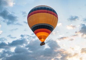 Naklejka premium Closeup view of flying colorful hot air balloon at sunrise