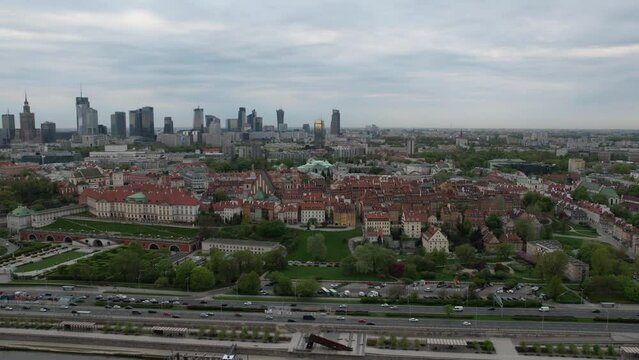 Historyczna panorama Warszawy, w tle widoczne nowoczesne centrum miasta, drapacze chmur. 