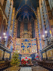 Fototapeta na wymiar KRAKOW, POLAND, 7 JANUARY 2022: Interior of the St Mary Basilica