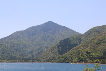 山と本栖湖
