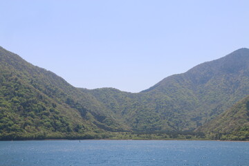 Fototapeta na wymiar 山と本栖湖