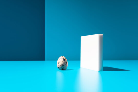 Un huevo de codorniz sobre fondo azul	