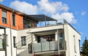 Metall-Pergola als Sonnenschutz am Balkon / Obergeschoss eines modernen Wohnhauses