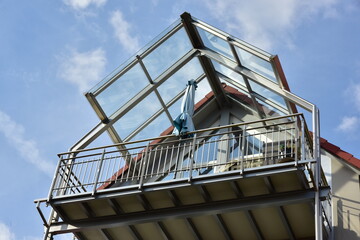 Moderner Balkon mit beschichtetem Metall-Geländer an Neubau-Hausfront