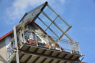 Metall-Pergola als Sonnenschutz am Balkon / Obergeschoss eines modernen Wohnhauses