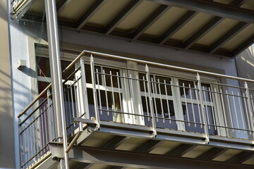 Moderner Balkon mit beschichtetem Metall-Geländer an Neubau-Hausfront