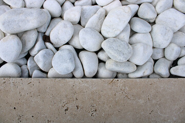 Galet blanc et travertin, dallage en pierre, décoration extérieure, texture, aménagement...