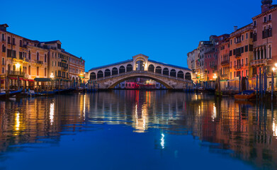 Fototapeta na wymiar Rialto Bridge at dusk - Venice, Italy