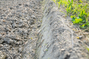 春の農作業　畔塗り