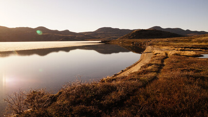 Obraz premium Arctic Circle Trail lake and mountain landscapes between Kangerlussuaq and Sisimiut in Greenland.