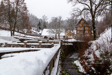 Naklejka premium Les ruines historiques de l'abbaye d'Allerheiligen, l'abbaye de tous les Saints, et son village, sous la neige dans la forêt noire du nord de l’Allemagne, Baden Wuerttemberg.
