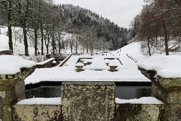 Les ruines historiques de l'abbaye d'Allerheiligen, l'abbaye de tous les Saints, et son village, sous la neige dans la forêt noire du nord de l’Allemagne, Baden Wuerttemberg.